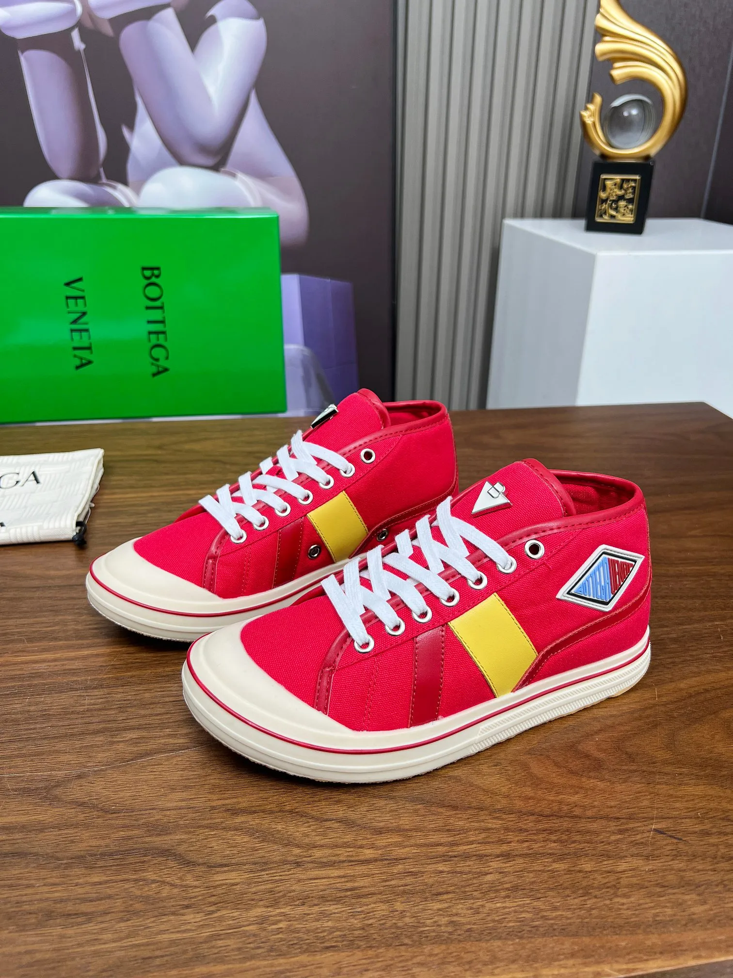 Men's men's shoes 💰520💰 Bottega Veneta BV's latest Eliot series retro basketball shoes casual sports canvas shoes 🔥Become a god when it is launched!🔥 Inspired by retro basketball sneakers, the color combination highlights youthful vitality and perfectly interprets the theme of youth and childlike innocence. The details are also very particular. The summer canvas brings excellent durability and comfort. Designs such as calfskin trim, rubber toe caps and hand-painted retro red lines are full of retro feel. The round toe and convex sole add a modern feel and are suitable for various styles. Easily create a fashionable atmosphere. The upper foot is the focus...can be worn as a couple's shoes...The red lines on each shoe edge are hand-painted, which adds more taste and attitude! ✦Fabric: Original customized high-density canvas + cowhide ✦Inner lining: original customized breathable canvas ✦Insole: movable latex cowhide insole ✦Sole: original molded non-slip and wear-resistant TPU material ✦Sole thickness: 3cm ✦Number of sizes: female size 35--40, female 40 is customized and non-returnable ✦Number: male size 39--45, male 45 is customized and non-returnable